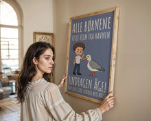 Indlæs billede til gallerivisning Alle Børnene - Måge Åge Plakana
